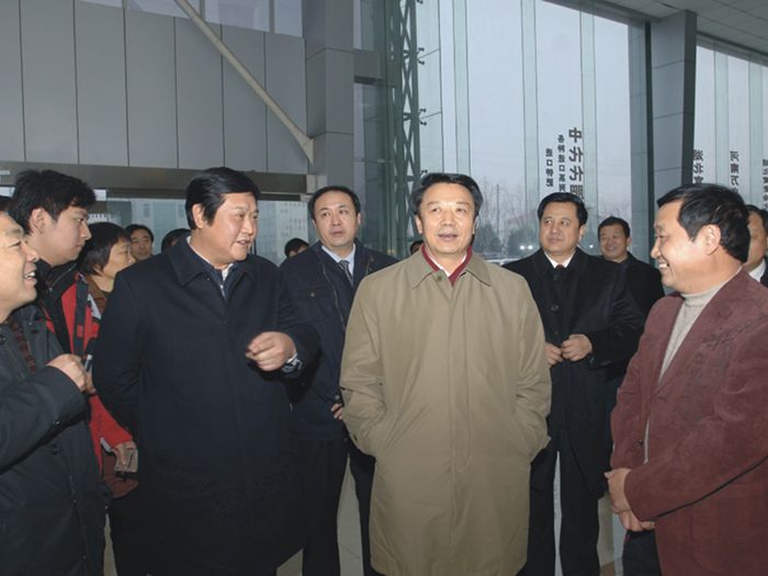 時任中(zhōng)華全國供銷合作總社黨組書記王君（前排右二）到萬莊集團調研